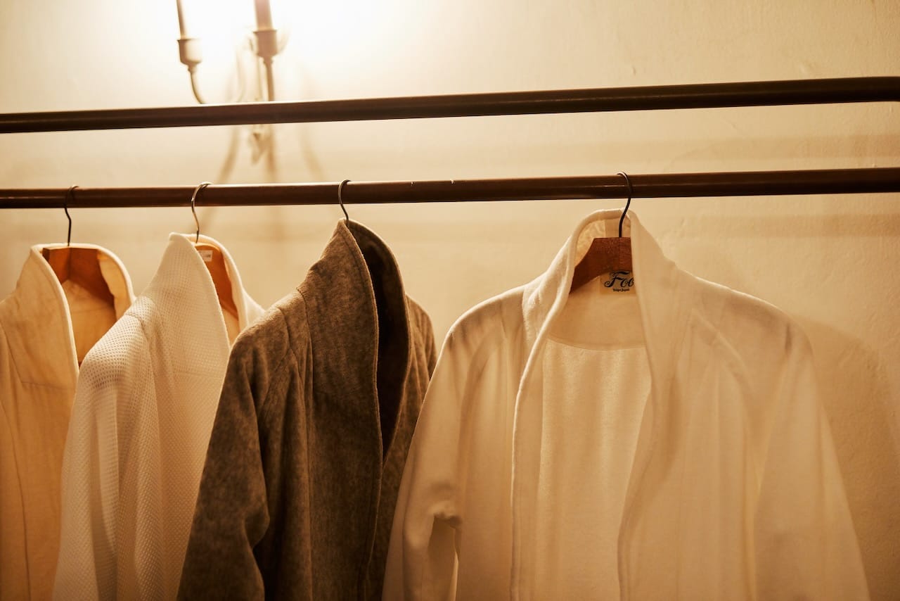 ラックにかかったバスローブ