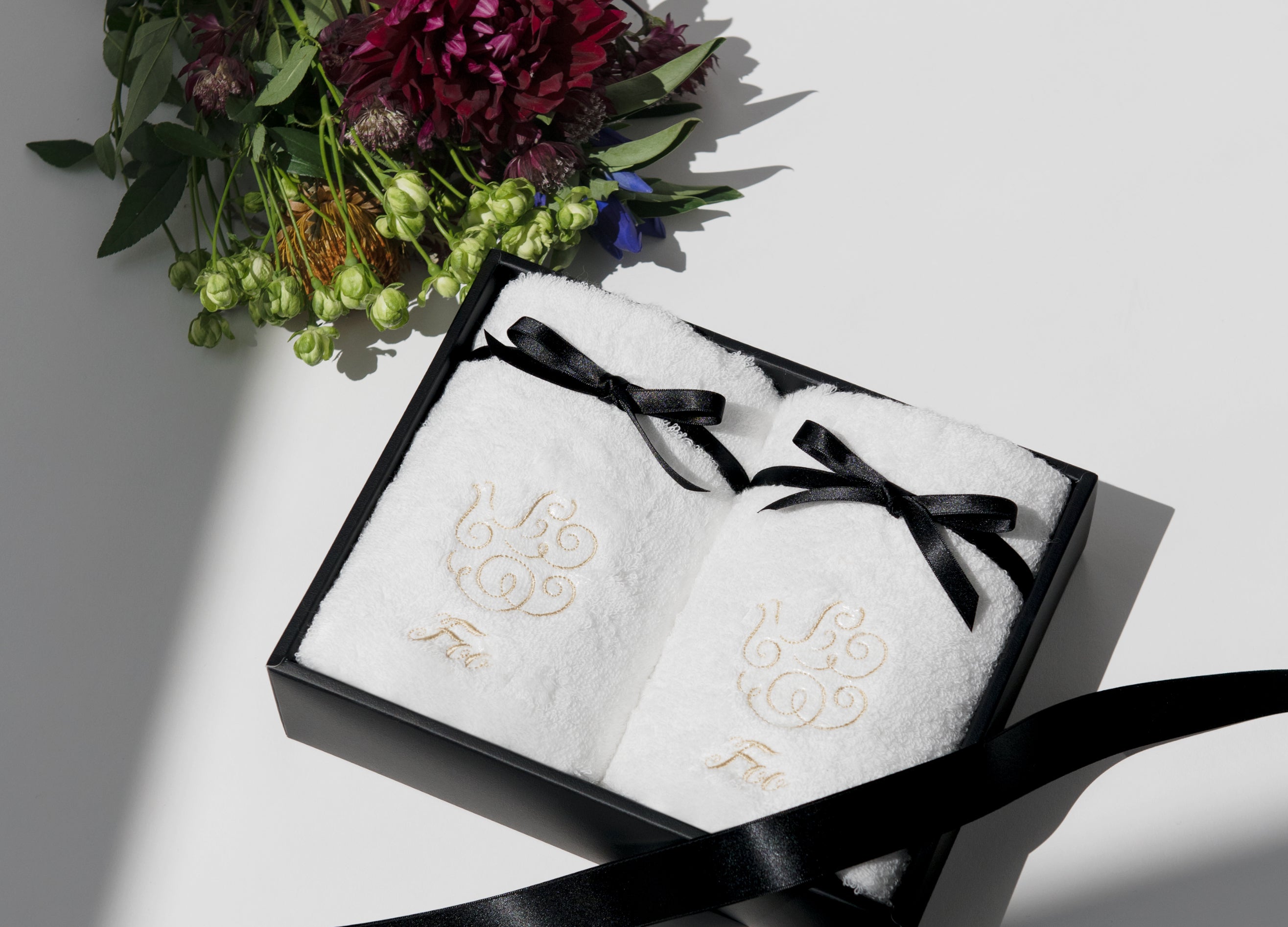 ふたりの門出を祝う真っ白なタオルギフト