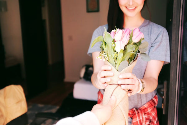 花束を受け取る女性の手