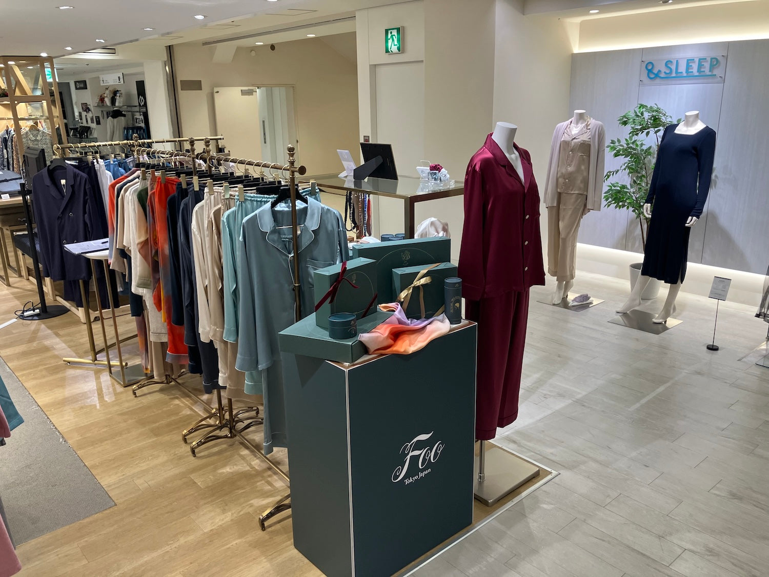 松屋銀座の売り場がリニューアル。ホリデー特別ラッピング承り中。