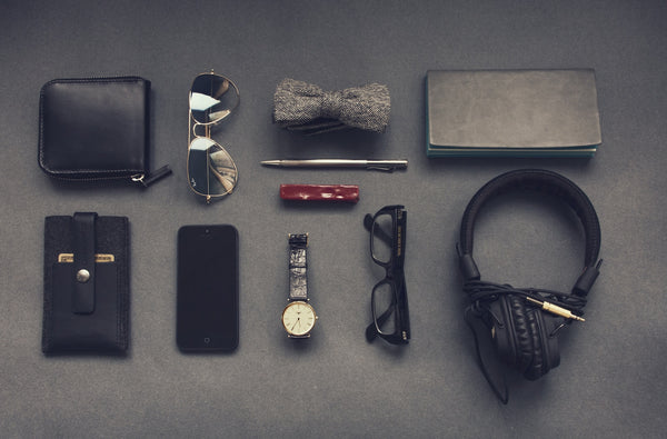 財布、スマホ、メガネ、腕時計などの男性の日常用品