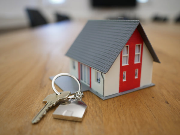 家の模型と鍵は机の上に置いている