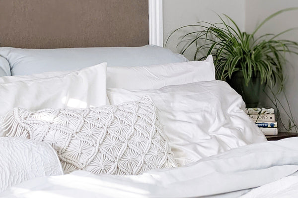 寝室のインテリアを華やかに彩る、おしゃれなシルクの枕カバー