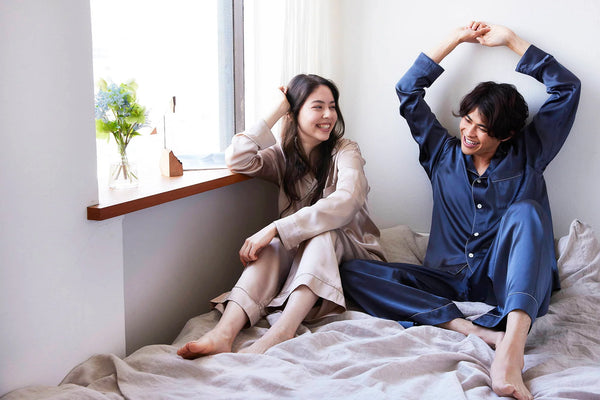 自宅のベッドでシルクパジャマ姿のカップル